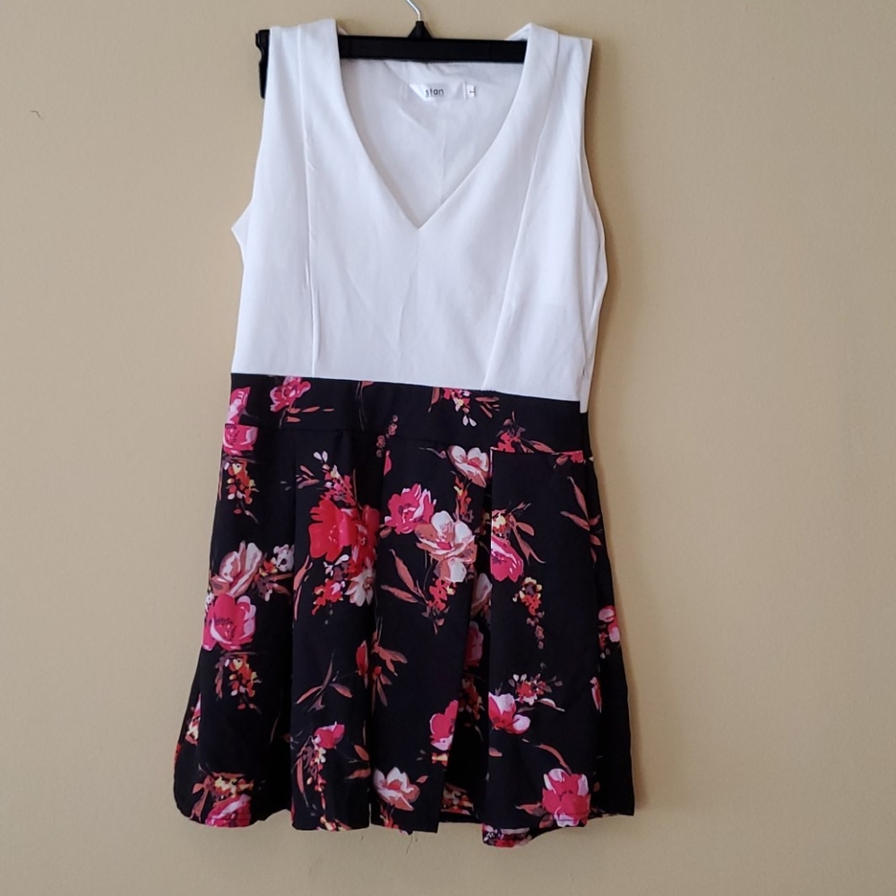 Juniors V-neck dress